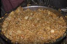 शिर्डीत महाशिवरात्रीनिमित्त 15 टन खिचडीचा महाप्रसाद, भाविकांची मोठी गर्दी