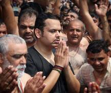 महाशिवरात्रीनिमित्त मुख्यमंत्र्यांचं प्रयागराजला गंगास्नान