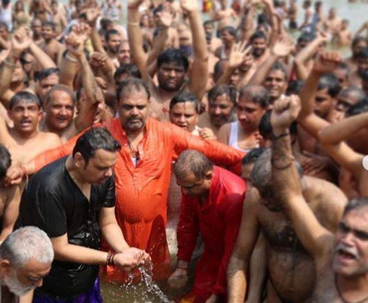 महाकुंभात स्नान केल्यानंतर फडणवीसांनी 'हर हर महादेव'चा जयघोष केला. 