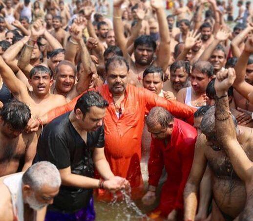 महाशिवरात्रीच्या निमित्ताने भगवान शंकराला नमन करण्यासाठी मुख्यमंत्री कुंभमेळ्याला गेले होते. 