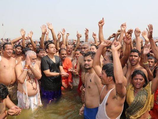 यावेळी रावल आणि मिश्र यांनीही कुंभात स्नान केलं. 