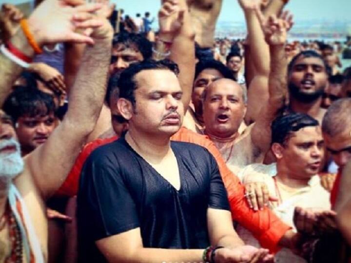 मुख्यमंत्र्यांच्या स्नानावेळी उत्साहित झालेल्या भक्तांनी 'वंदे मातरम्' आणि 'मोदी-मोदी'च्या घोषणा दिल्या.