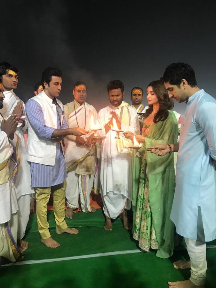 प्रयागराजमध्ये 'ब्रह्मास्त्र' चित्रपटाचा लोगो लॉंच करण्यापूर्वी केली पूजा