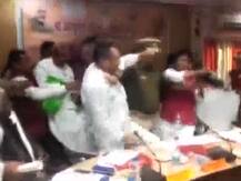 उत्तर प्रदेशात भाजप खासदाराची त्यांच्याच आमदाराला चपलेनं मारहाण (व्हिडीओ)