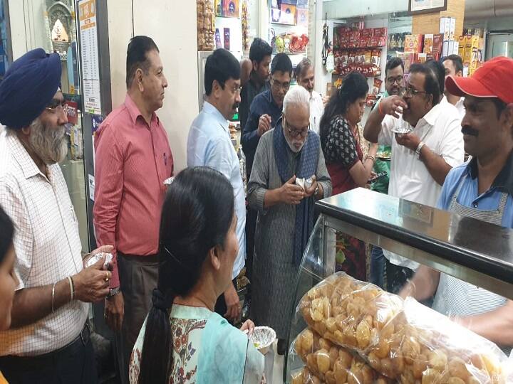 माजी उपमुख्यमंत्री छगन भुजबळांनी नाशकात पाणीपुरीचा आस्वाद घेतला.