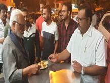 छगन भुजबळांनी घेतला पाणीपुरीचा आस्वाद