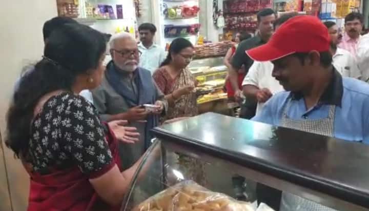 नाशिकमध्ये कॉलेज रोड परिसरातील नंदन स्वीट्सला भुजबळ कुटुंबाने भेट दिली.