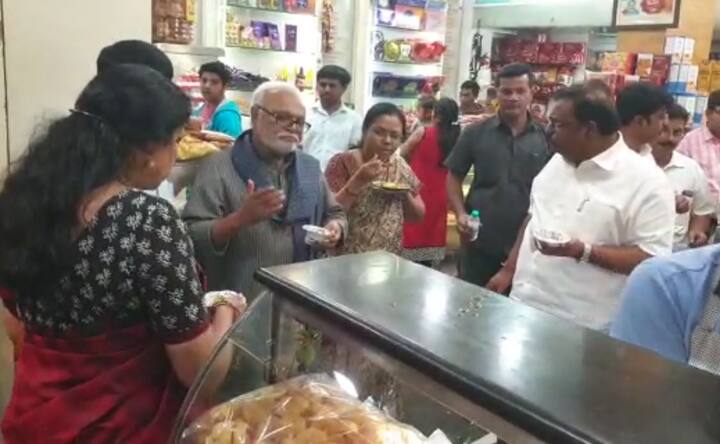 भुजबळांसोबत यावेळी माजी खासदार समीर भुजबळ, शेफाली समीर भुजबळ आणि दुर्गा वाघ होत्या.