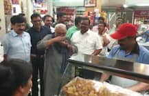 छगन भुजबळांनी घेतला पाणीपुरीचा आस्वाद