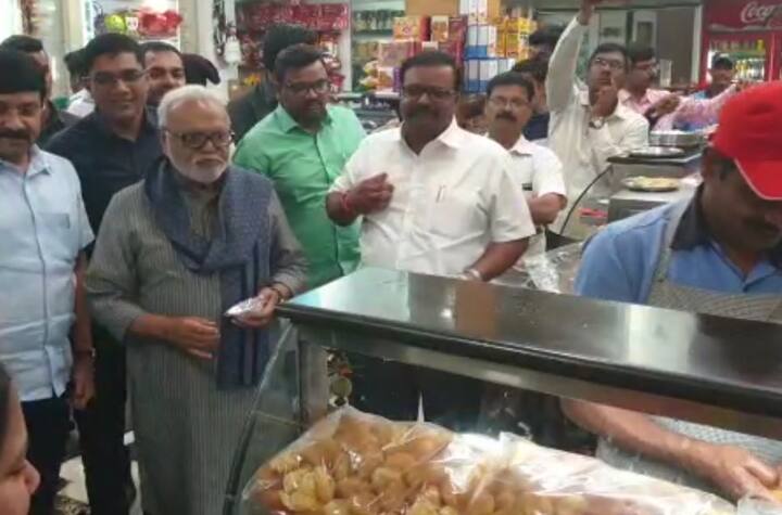 पाणीपुरी खातानाच भुजबळांनी उपस्थित खवय्यांसोबत संवाद साधला