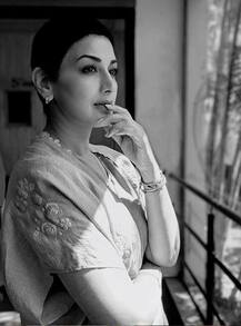 कॅन्सरच्या शस्त्रक्रियेनंतर 20 इंचाची खूण, वोग मॅग्झिनसाठी सोनालीचं फोटोशूट