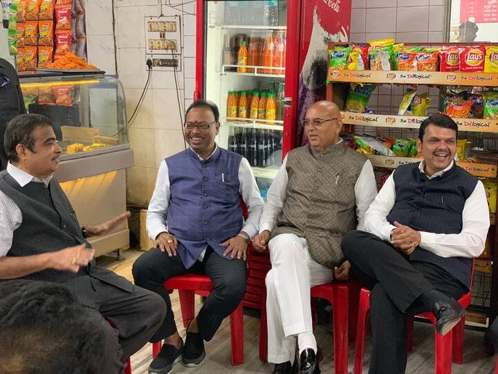 रात्री फुटाळा तलावाजवळ अखेरचे भूमिपूजन कार्यक्रम आटोपून दोन्ही नेते, अन्न व नागरी पुरवठा मंत्री गिरीश बापट, नागपूरचे पालकमंत्री चंद्रशेखर बावनकुळे यांच्यासह एका समोस्याच्या दुकानी पोहोचले. 