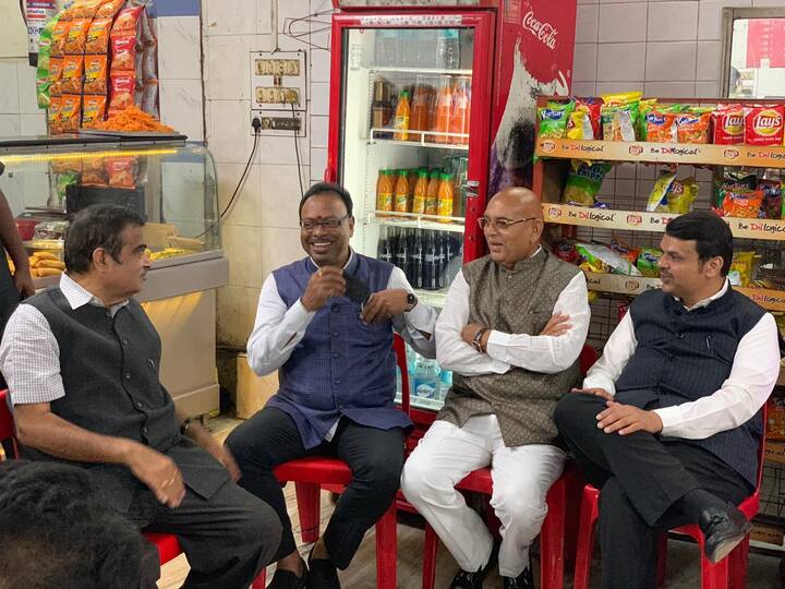 यावेळी अध्यक्षस्थानी केंद्रीय परिवहन मंत्री नितीन गडकरी होते तर प्रमुख अतिथी म्हणून पालकमंत्री चंद्रशेखर बावनकुळे, महापौर नंदा जिचकार, खासदार कृपाल तुमाने, आमदार मल्लिकार्जुन रेड्डी, सुधाकर कोहळे, प्रा. अनिल सोले, समीर मेघे, महाराष्ट्र विमानतळ विकास कंपनीचे उपाध्यक्ष व व्यवस्थापकीय संचालक सुरेश काकाणी, नागपूर ‘आयआयएम’च्या व्यवस्थापकीय मंडळाचे अध्यक्ष सी. पी. गुरुनानी उपस्थित होते.