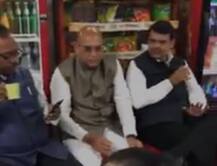 मुख्यमंत्री देवेंद्र फडणवीस आणि केंद्रीय मंत्री नितीन गडकरी समोसे खाण्यासाठी थांबतात तेव्हा...