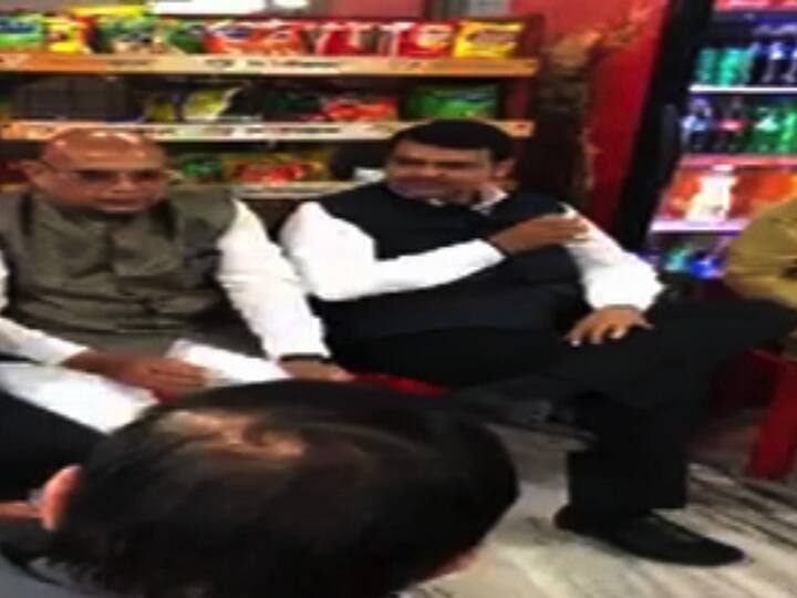  या ठिकाणी राजकीय संघर्षाच्या जुन्या आठवणीत रमून भाजप नेत्यांनी सामोसे आणि पकोड्यांसह चहाचा आस्वाद घेतला. 