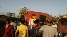 नाशिकजवळ मुंबई-आग्रा महामार्गावर बस पलटी, 30 जण जखमी