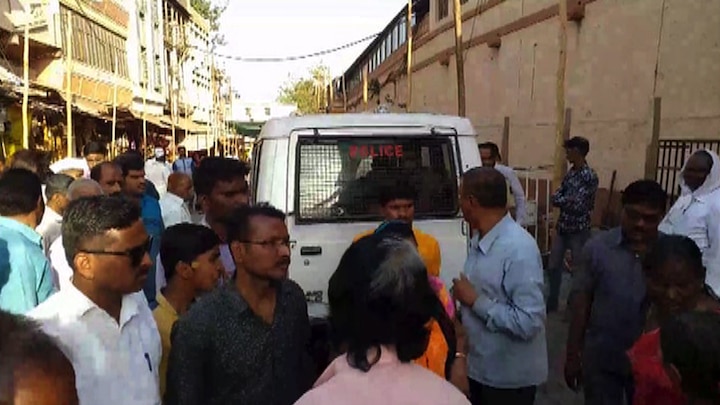Devotees beaten by the security guards in the Pandharpur temple  विठुरायाच्या दर्शनाला आलेल्या भाविकांना देवळात सुरक्षारक्षकांकडून मारहाण