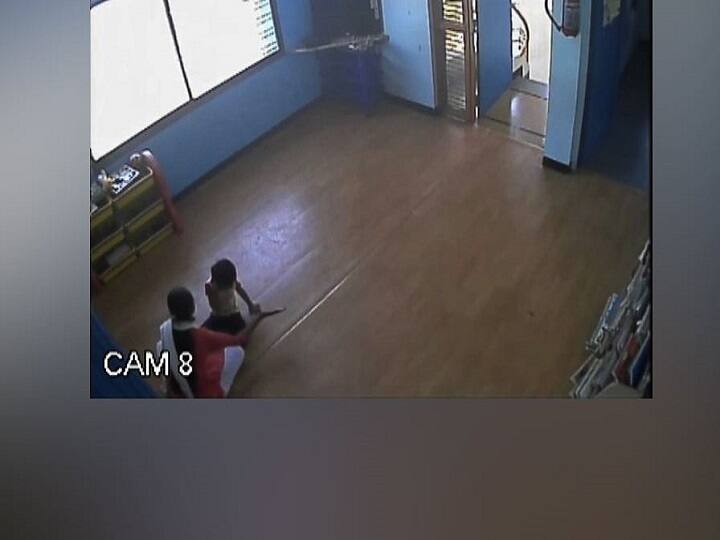 teacher beating nursery child, cctv video get viral नर्सरीतल्या विद्यार्थ्याला शिक्षिकेची बेदम मारहाण, घटना सीसीटीव्हीत कैद, पालकांमध्ये संताप