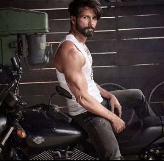 काल (रविवारी)शाहीदने एक नवी बाईक खरेदी केली आहे. या बाईकची किंमत तब्बल 18.25 लाख इतकी आहे