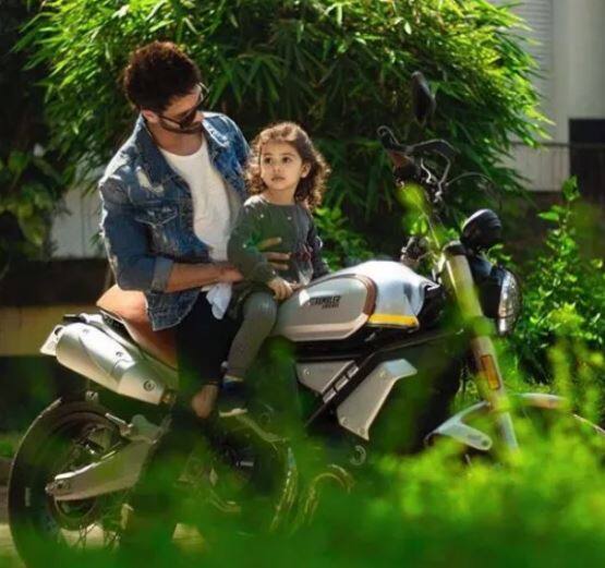 शाहीदची मुलगी मीशा हिच्यासोबत शाहीदने काढलेला एक फोटो