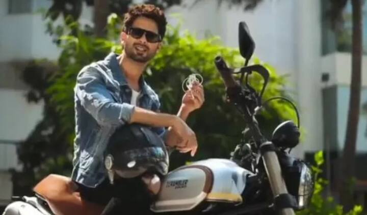 एका जाहिरातीसाठी शाहीदने वापरलेली बाईक