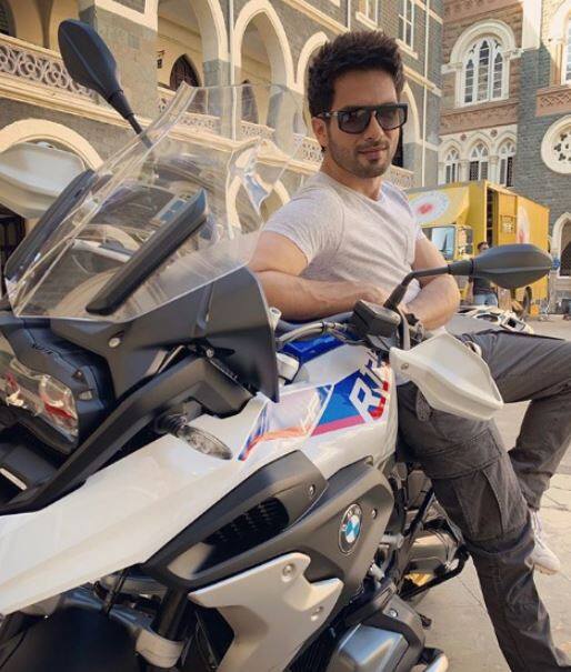 शाहीदने स्वतःला 18.25 लाख रुपयांची BMW R 1250 GS Adventure ही बाईक गिफ्ट केली आहे.