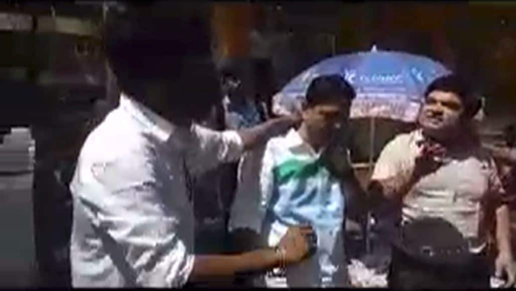 पैसे घेऊनही थियटर्स दिले नाही, कॉलेज डायरी सिनेमाच्या कलाकारांचा वितरकांना चोप Artists of the college diary Movie assaulted the distributors पैसे घेऊनही थियटर्स दिले नाही, कॉलेज डायरी सिनेमाच्या कलाकारांचा वितरकांना चोप