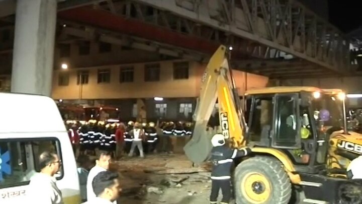 Mumbai Bridge Collapse : BMC decide to dismantle  CSMT Bridge सहा मुंबईकरांचा जीव घेणाऱ्या पुलाचं पाडकाम सुरु, जेसीबीच्या साहाय्याने तोडकाम, लोखंडी सांगाडाही हटवणार