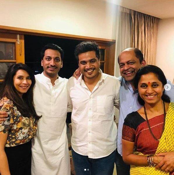 राष्ट्रवादी काँग्रेसचे नेते अजित पवार यांचे पुत्र पार्थ पवार यांच्या उमेदवारीवरुन रोहित पवार नाराज असल्याची चर्चा अनेक दिवसांपासून रंगली होती. पवार कुटुंबीयांमधील नाराजी पहिल्यांदाच समोर आल्याचं म्हटलं जात होतं. पण त्यातच आता राष्ट्रवादी काँग्रेसच्या खासदार सुप्रीय सुळे यांनी एक फॅमिली फोटो शेअर केला आहे. 