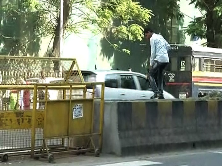 pedestrians dangerous way to cross road after CSTM bridge collapse in mumbai latest updates सीएसटीएम पूल दुर्घटनेनंतर जीव धोक्यात घालून पादचाऱ्यांच्या डिव्हायडरवरुन उड्या