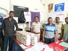 नाकाबंदीदरम्यान गाडीमध्ये आढळली 10 लाखांची रोकड, दोन जण ताब्यात