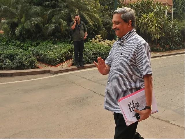 मनोहर पर्रिकर मुख्यमंत्री झाल्यानंतरही आपली स्कूटर चालवायचे. मुख्यमंत्रीपदी असूनदेखीली ते नेहमी हाफ शर्ट आणि साध्या पॅन्टमध्ये दिसायचे.