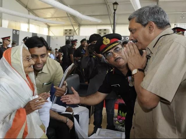 एकदा एक महिला जनता दरबारमध्ये मनोहर पर्रिकरांकडे आपल्या मुलासाठी लॅपटॉप मागण्यासाठी आली होती. मात्र त्या महिलेची मागणी सरकारी योजनेअंतर्गत नव्हती. मात्र पर्रिकरांना स्व:ताच्या पैशाने त्या महिलेला लॅपटॉप खरेदी करुन दिला.