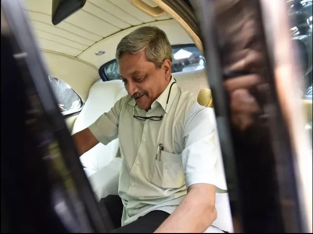 मनोहर पर्रिकर मुख्यमंत्री असताना इकॉनमी क्सासमधून प्रवास करत असत. एअरपोर्टवर इतर प्रवाशांप्रमाणे ते रांगेत उभे राहत असत आणि बोर्डिगं पास घेत असे.