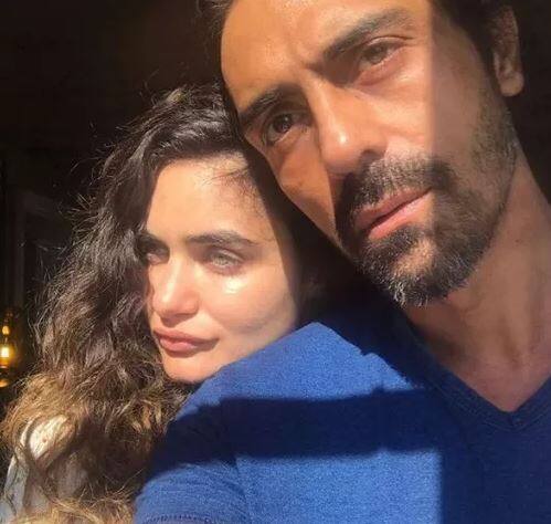 46 वर्षीय अभिनेता अर्जुन रामपाल 31 वर्षीय साउथ आफ्रिकन मॉडेल गॅब्रिएला डेमेट्रिएड्स सोबत डेट करत आहे. अर्जुनने लग्नानंतर 20 वर्षानंतर पत्नी मेहर जेसियापासून घटस्फोट घेतला. 