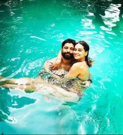 45 वर्षीय फरहान अख्तर 38 वर्षीय गायिका आणि अभिनेत्री शिबानी डांडेकरसोबत डेट करत आहे. यावर्षी ते दोघे लग्न करणार असल्याची देखील चर्चा आहे. फरहान अख्तरने पत्नी अधुनाला लग्नाच्या 16 वर्षानंतर घटस्फोट दिला होता. 