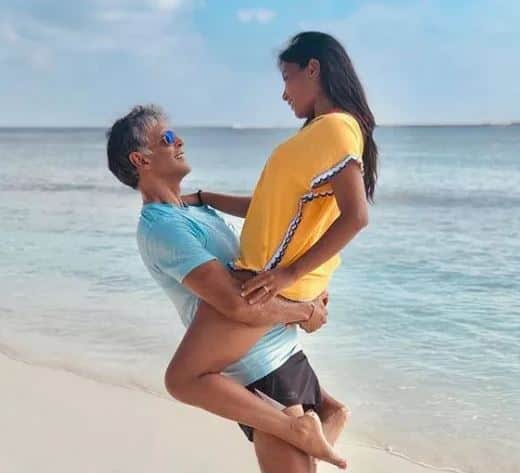 मागील वर्षी 53 वर्षीय मिलिंद सोमनने 27 वर्षीय अंकिता कोंवर बरोबर विवाह केला आहे. 