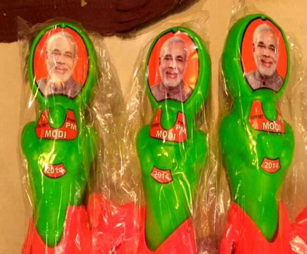 देशभरात नरेंद्र मोदी, योगी आदित्यानाथ, मायावती यांच्या नावाच्यासुद्धा पिचकारी बाजारात पाहायला मिळत आहे. 