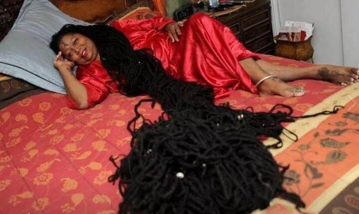 आशा मंडेला ही महिला आपल्या लांब केसांमुळे प्रसिद्ध आहे. (फोटोः फेसबुक)