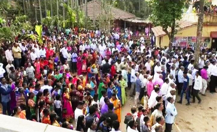 कोकणात सण म्हटलं की वेगवेगळ्या रुढी-परंपरा पाहायला मिळतात. गणेशोत्सवानंतर कोकणातील मोठा सण म्हणजे शिमगोत्सव. तळकोकणात होळीपासून सुरु होणारा शिमगोत्सव दीड, पाच, सात, पंधरा दिवस मोठ्या उत्साहात साजरा केला जातो. अशीच एक आगळीवेगळी पूर्वापार चालत आलेली परंपरा सावंतवाडीत सांगेली या गावात होळीच्या आदल्या दिवशी होळी उत्सव सुरु होतो.