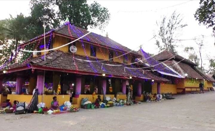 गावात देव म्हणून फणसाच्या झाडाला गोलाकार आकार देऊन त्याची वाजत गाजत मिरवणूक काढण्यात येते आणि मध्यरात्री मंदिरात विधीवत पुरुन पूजा करण्यात येते. ग्रामदैवत झाड असलेले हे देशातील एकमेव मंदिर.