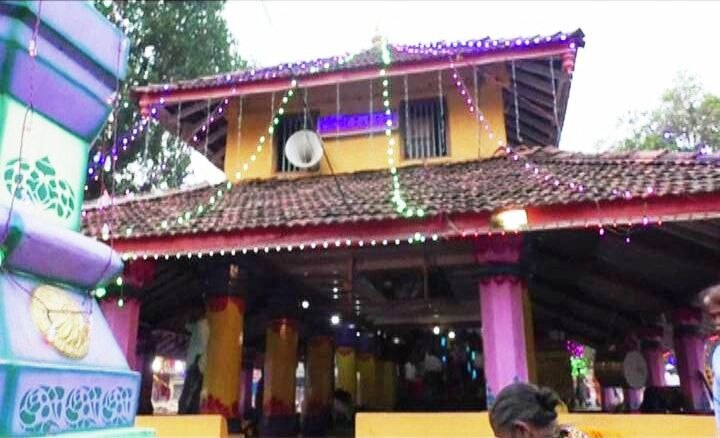 तळकोकणात होळीच्या उत्सवाला विशेष महत्त्व आहे. अन्य गावात होळी जाळली जाते नाहीतर उभी तरी केली जाते. मात्र सांगेली गावात होळीऐवजी गिरोबाची प्राणप्रतिष्ठा केली जाते. गिरोबाचे पाषाण हे फणसाच्या खोडातून तयार होते. यामुळे सांगेलीतील ग्रामस्थ फणसाच्या झाडाला देव मानतात. दरवर्षी या देवाची प्रतिष्ठापना होते. प्रतिष्ठापनेवेळी मंदिर उलगडले जाते. राज्यातले असे हे एकमेव मंदिर आहे. ज्या मंदिरात देवतेची प्राणप्रतिष्ठा दरवर्षी होते.