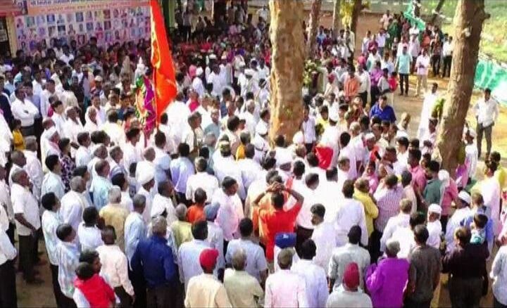 सांगेली गाव म्हणजे निसर्गसंपन्न आणि विपुल अशा फणसाच्या झाडांची भूमी. या गावावर गिरोबाची कृपादृष्टी आहे, असा गावकऱ्यांचा विश्वास आहे. गिरोबा या दैवताची निर्मितीच फणसाच्या खोडातून होते. यामुळे फणसाचे झाड कुठेही दिसले तरी देव भेटल्याप्रमाणे गावातील माणसे त्याला नमस्कार करतात. या गावात फणसाच्या झाडावर होळीव्यतिरिक्त कधीही शस्त्र चालवले जात नाही.