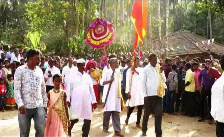 होळीच्या आदल्या दिवशी जुना गिरोबा देवालयातून काढल्यानंतर नवीन गिरोबा तयार करण्याची तसंच ढोलताशांच्या गजरात त्याला आणण्याची लगबग सुरु होते. सायंकाळी चारच्या सुमारास पूजा-अर्चा सुरु असलेले फणसाचे झाड तोडण्यात येते. झाड तोडल्यानंतर गुळगुळीत करण्यासाठी जिल्ह्यातील सुतार मंडळी स्वत:हून इथे हजर असतात. 