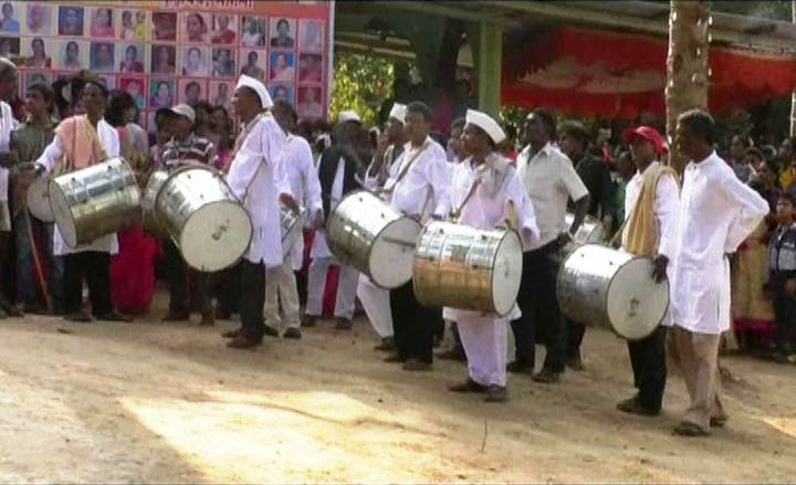 हिंदू संस्कृतीत वड, औदुंबर, पिंपळ अशा वृक्षांना दैवत्व देण्यात आले आहे. मात्र सांगेलीत फणसाला गिरोबा म्हणून दैवत्व दिले जाते. तळकोकणातल्या शिमगोत्सवाचा हा अनोखा थाट येथे पाहायचा तर सांगेलीत गेलंच पाहिजे.