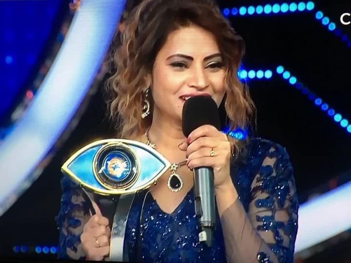 बिग बॉस मराठीच्या पहिल्या पर्वाची मेघा धाडे विजेती ठरली होती. तसेच उषा नाडकर्णी, जुई गडकरी, सुशांत शेलार, विनीत बोंडे, भूषण कडू, अनिल थत्ते, सई लोकूर, आस्ताद काळे, पुष्कर जोग, स्मिता गोंदकर, मेघा धाडे यांसारख्या स्पर्धकांनी भाग घेतला होता.