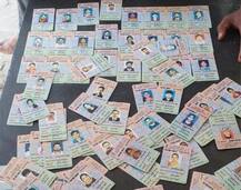 नागपुरात जिल्हा निवडणूक यंत्रणेचा हलगर्जीपणा, मतदान कार्ड मतदारांऐवजी कार्यकर्त्यांकडे