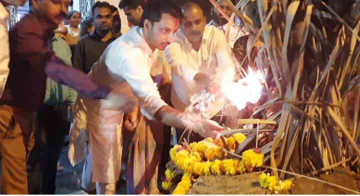 होळीच्या निमित्ताने पार्थ आणि रोहित पवार बंधूंनी एकत्रित येत त्यांच्याबद्दलच्या वायफळ चर्चाचं दहन केलं. 