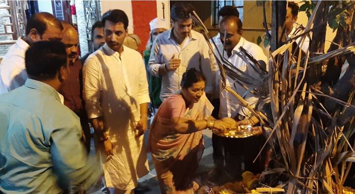 माढा लोकसभा मतदारसंघातून आजोबा शरद पवार यांनी माघार घेत, पार्थ यांच्या मावळमधील उमेदवारीचा मार्ग मोकळा केला होता. तेव्हा आजोबांनी पुनर्विचार करण्याची जाहीर विनंती रोहित यांनी केली होती. 