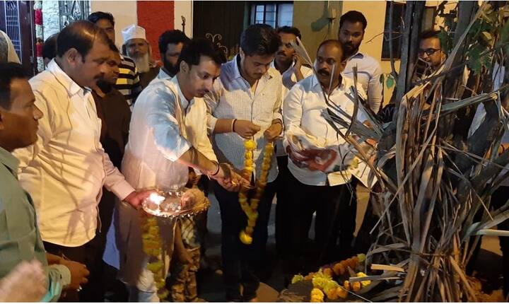 होळीच्या निमित्ताने पार्थ आणि रोहित यांनी एकत्र येऊन वादाच्या चर्चांचं दहन केलं आणि सर्वांची बोलती बंद केली. आजोबा आणि बाबांनंतर आता पार्थ यांच्यासाठी भाऊही मैदानात उतरला आहे. 